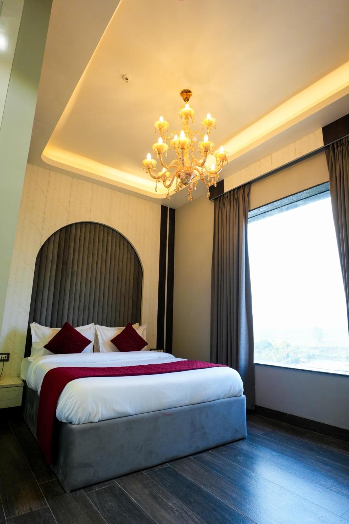 Hotel Adsan Heights Gajraula Exteriér fotografie
